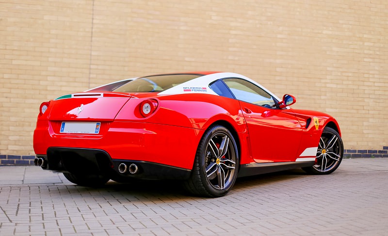 JigsawPuzzle's design:Red and White Ferrari