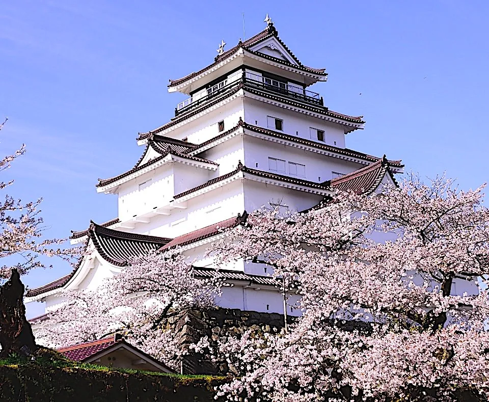ジグソーパズルのヒント：鶴ヶ城と桜