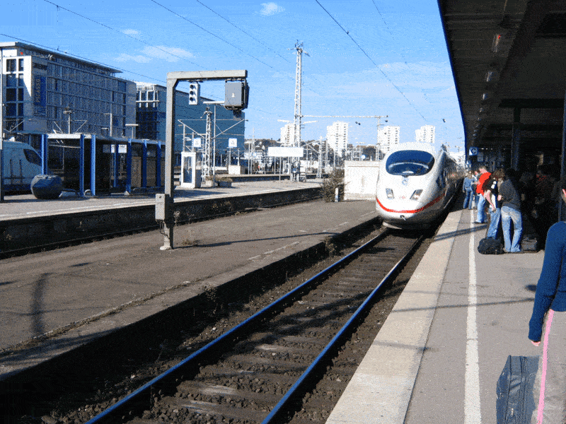 ジグソーパズルのヒント：駅を通り過ぎる特急電車