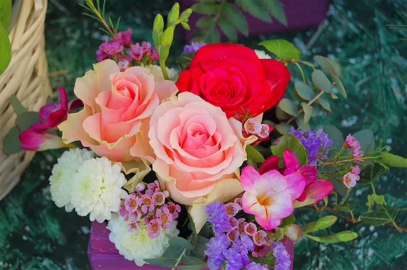 ジグソーパズルのヒント:薔薇のフラワーアレンジメント
