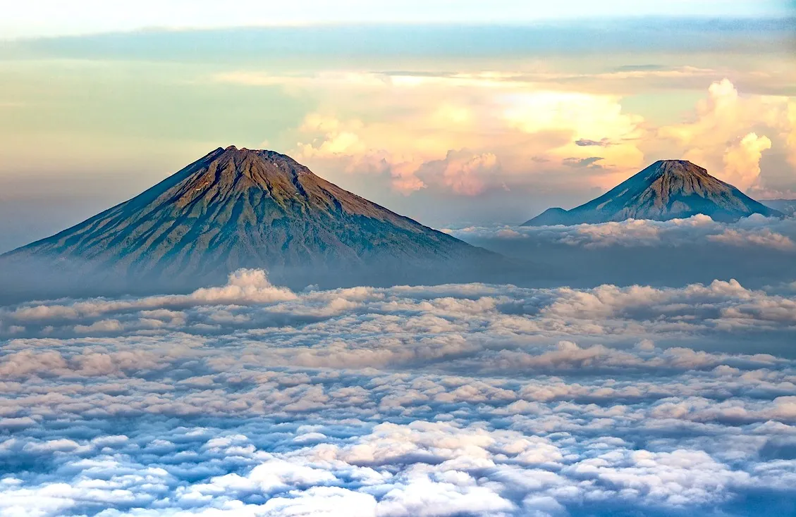 ジグソーパズルのヒント:シンドロ山(インドネシア)