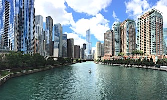 Free Online Jigsaw Puzzle:River Flowing Through the City (Chicago)