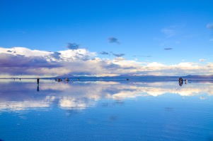 Free Online Jigsaw Puzzle:People Crossing on the Lake